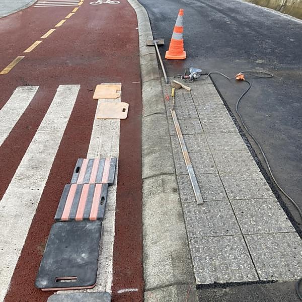 
	<h4>Tillpassning av montert motorkantstein ned til rullestol vennlig bruk.</h4>
	