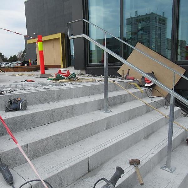 
	<h4>Varnaveien, Moss</h4><p>Fresing av spor i eksisterende trinn og liming av svarte strimler for svaksynte.</p>
	