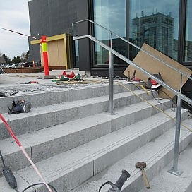 <h4>Varnaveien Moss 2019</h4><p>Fresing av spor i eksisterende trinn og liming av svarte strimler for svaksynte.</p>