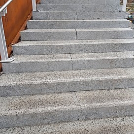 <h4>Ensjø Tunnelbanestasjon, Oslo 2019</h4><p>Utskifting av trinndeler p&aring; grunn av sprekker i steinen.</p>