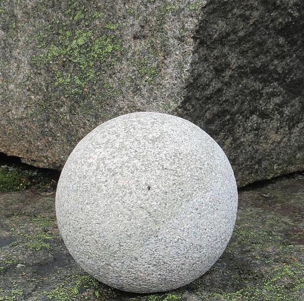 
	<h4>Granitkugle</h4>
	