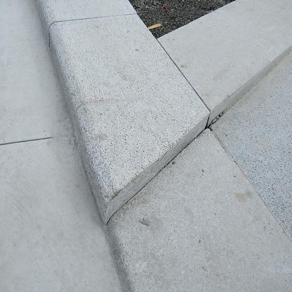 
	<h4>Tilpasning av fortauskanten (v).</h4><p>Tilpasning av fortauskanten.</p>
	