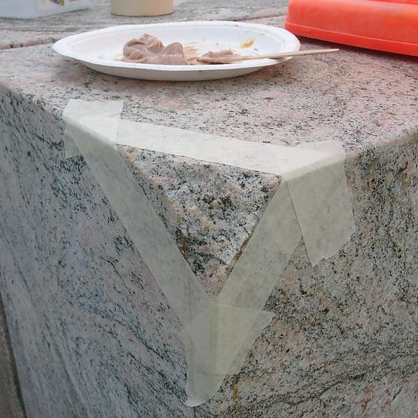 
	<h4>Reparasjon av olika små skader i ‘‘Pinkwall’’</h4><p>Farget epoxy steinlim.</p>
	