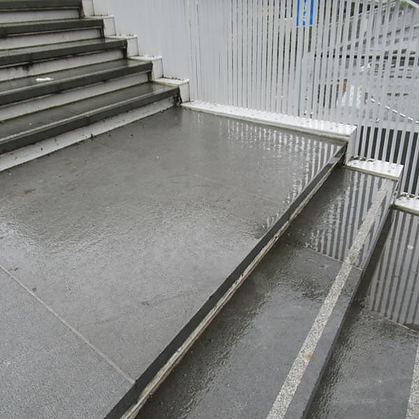 
	<h4>Montering av kontrast remser på trappe.</h4><p>Montering av kontrast remser p&aring; trappe vid Ensj&oslash; stasjon.</p>
	