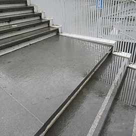 <h4>Ensjø Tunnelbanestasjon, Oslo 2019</h4><p>Montering av kontrast remser p&aring; trappe vid Ensj&oslash; stasjon.</p>