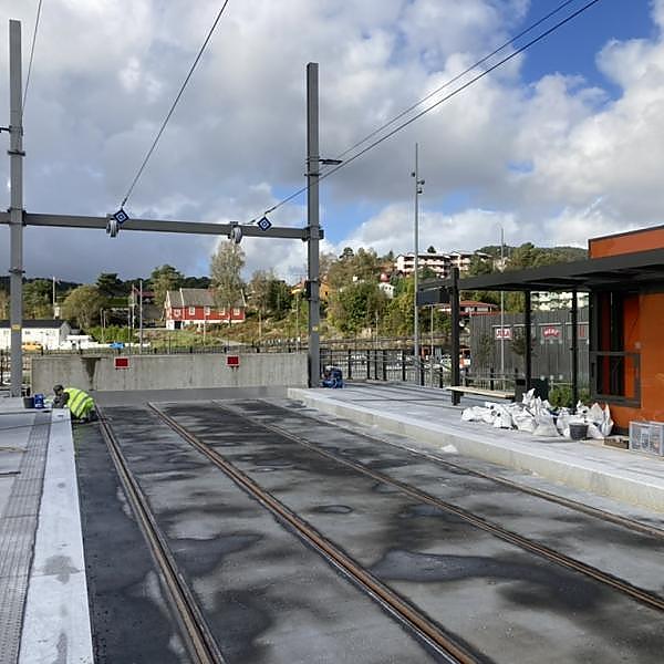 
	<h4>Gradning av vitlinje perrongen Fyllingsdalen Terminal Stasjon</h4><p>Krysshammring f&ouml;r hand av en yta p&aring; ca. 30m2. efter nedfresning av f&oslash;r h&oslash;ga perrongkanter.</p>
	