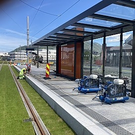 <h4>Bybanen Bergen 2022</h4><p>Sandbl&aring;sing av glatt vitlinje/perrongkant p&aring; Mindemyren stasjon i Bergen</p>