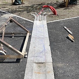 <h4>Oksenøya Skole, Fornebu, 2022</h4><p>Kompletering av regnvannsrenne.</p>