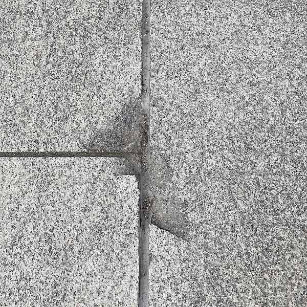 
	<h4>Reparasjon av heller på fortauet. (1)</h4><p>Reparasjon av skada med epoxylim.</p>
	