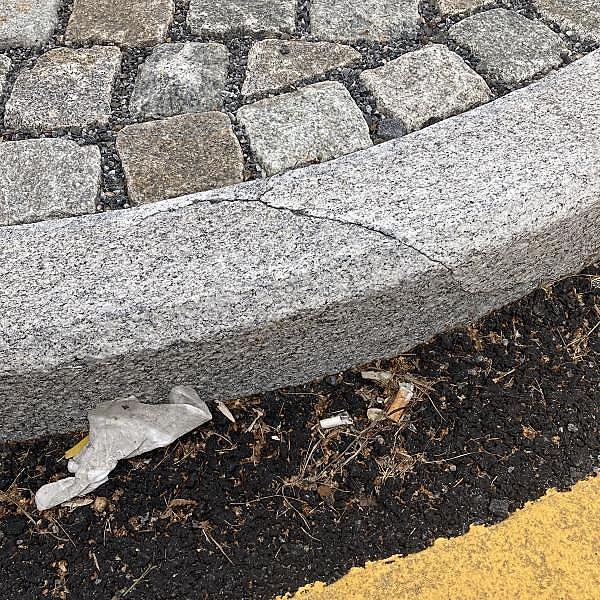 
	<h4>Reparasjon av kantstein vid traffikøy. (1)</h4><p>Reparasjon med tyntflytende og farget pasta epoxylim.</p>
	