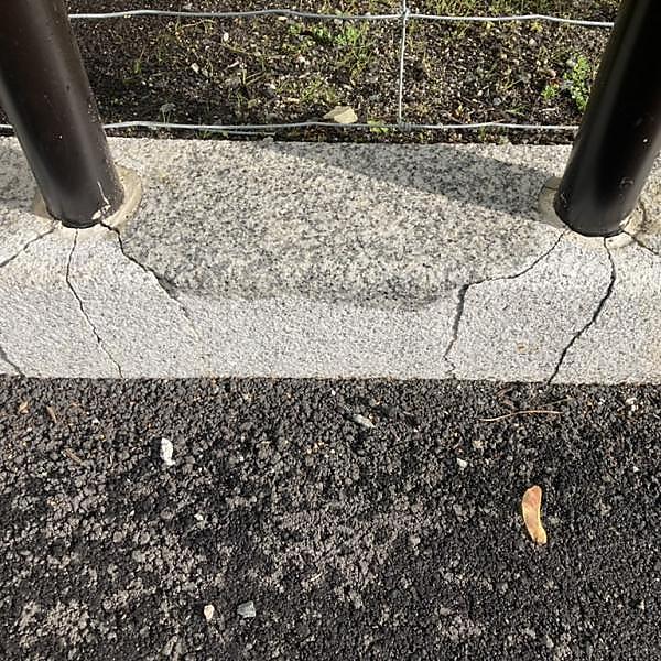 
	<h4>Sprukket kantstein Voldsløkke skole</h4><p>Utbytte av frostskadet kantstein og omplassering av informasjonspanel p&aring; skolg&aring;rden.</p>
	