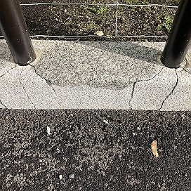 <h4>Voldsløkke skole 2023.</h4><p>Utbytte av frostskadet kantstein og omplassering av informasjonspanel p&aring; skolg&aring;rden.</p>