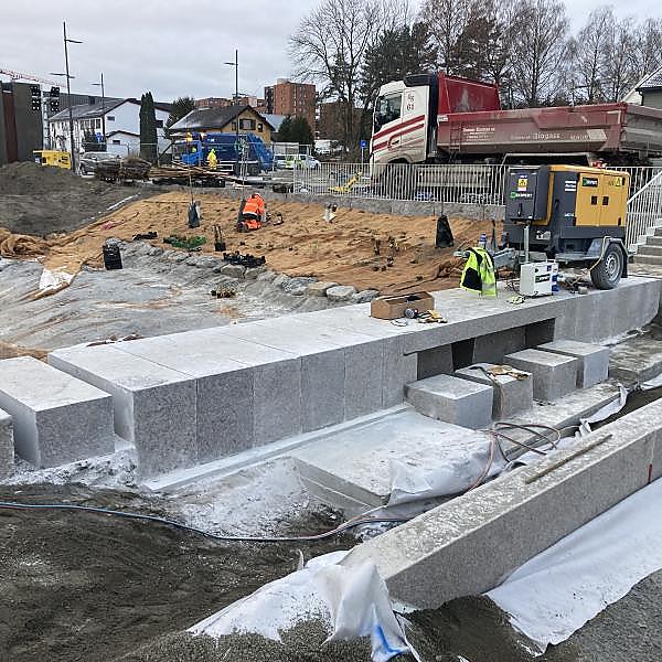 
	<h4>Retta up parkbroen med flamming og skærning.</h4>
	