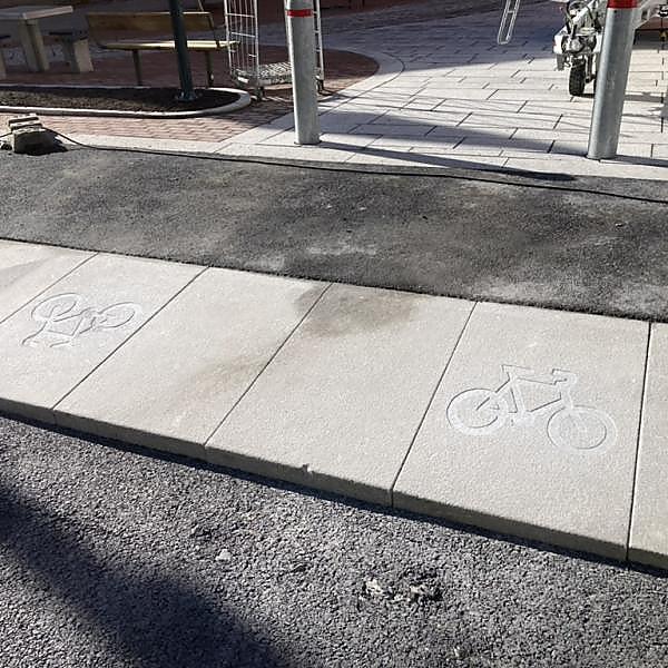 
	<h4>Sykkelsymbolene frest inn i granittnedsenket.</h4>
	