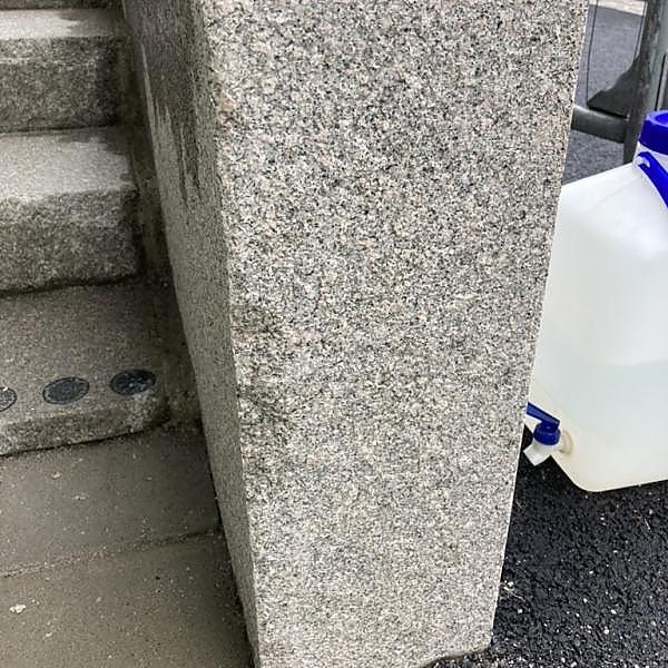 
	<h4>Reparasjon og flamning</h4><p>Borts&aring;gning av skada och flamning av s&aring;gyta.</p>
	